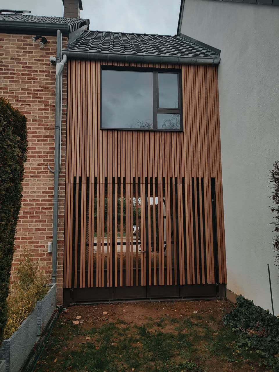 Extension en bardage bois vertical sur maison en briques, Brabant wallon