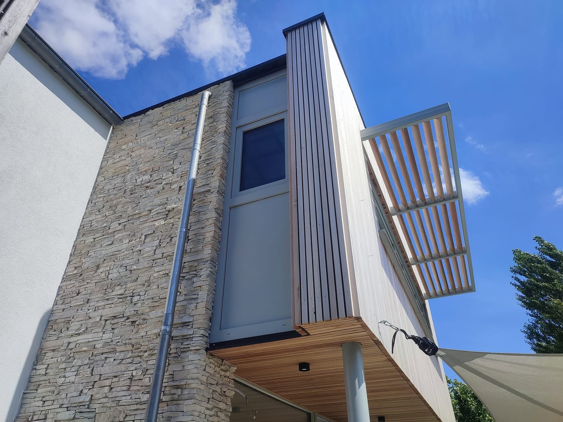 Extension contemporaine en pierre et bardage bois, Brabant wallon